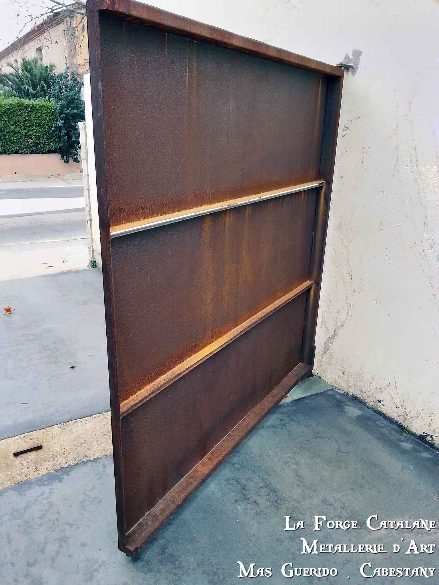 portail caisson tole simple face forge catalane.jpg